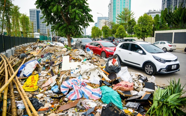 Dân chặn xe vào bãi rác Xuân Sơn, hàng trăm tấn rác ở Hà Nội bị ùn ứ - Ảnh 1.