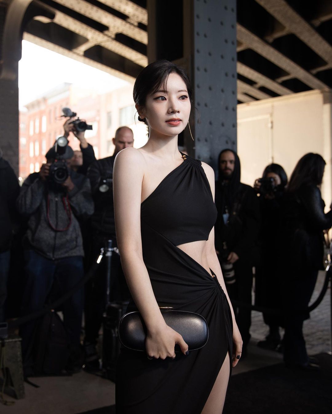 Dahyun đẹp phát sáng tại fashion show, nước da trắng bật tông khiến ai cũng ngước nhìn - Ảnh 4.