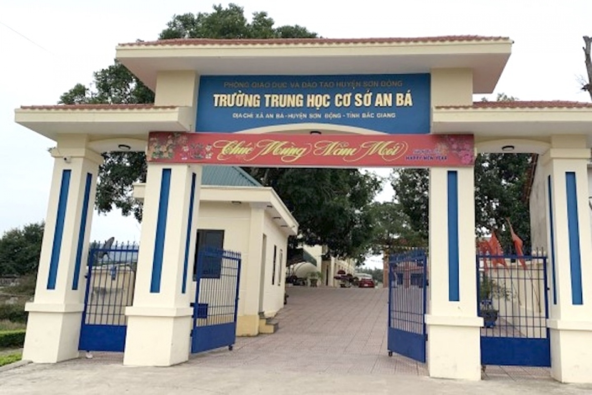 Công an điều tra vụ nữ sinh lớp 7 sinh con trong nhà tắm ở Bắc Giang - Ảnh 1.