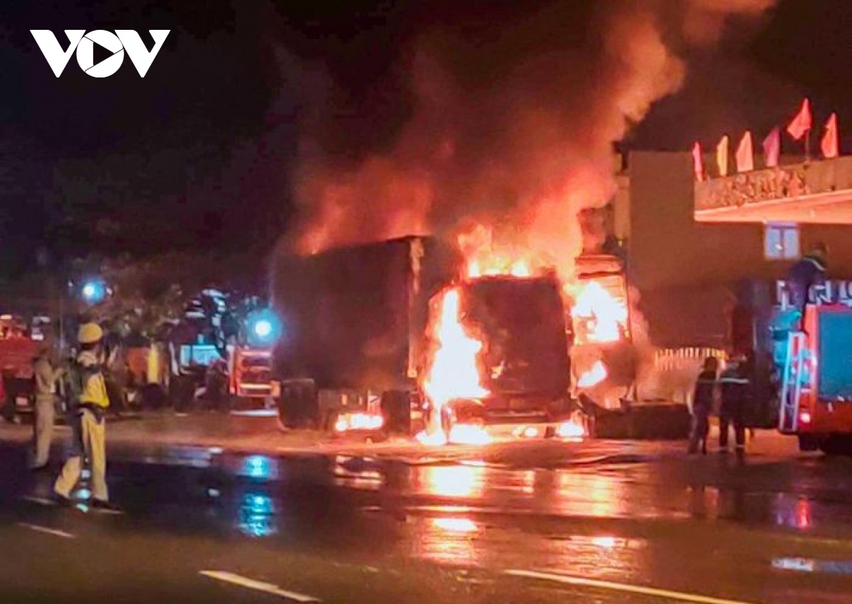 Clip: Ô tô tải và xe container cháy dữ dội sau tiếng nổ lớn trước cây xăng - Ảnh 3.