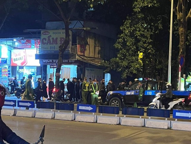 Bắt giữ hai nhóm đối tượng đang hỗn chiến trên đường phố Hà Nội - Ảnh 1.