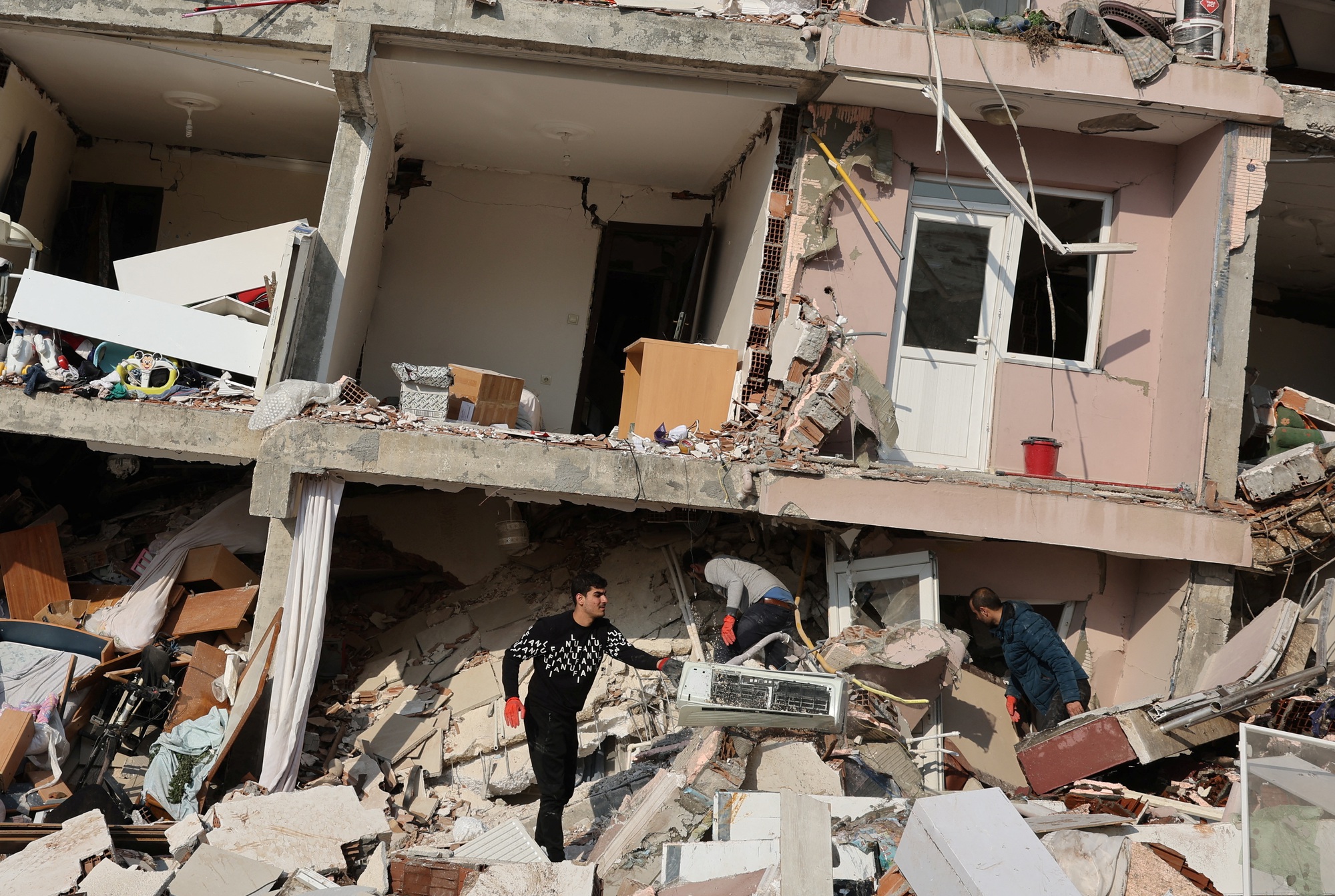 Thảm họa động đất: Hơn 43.800 người tử nạn, phép màu vẫn còn - Ảnh 1.