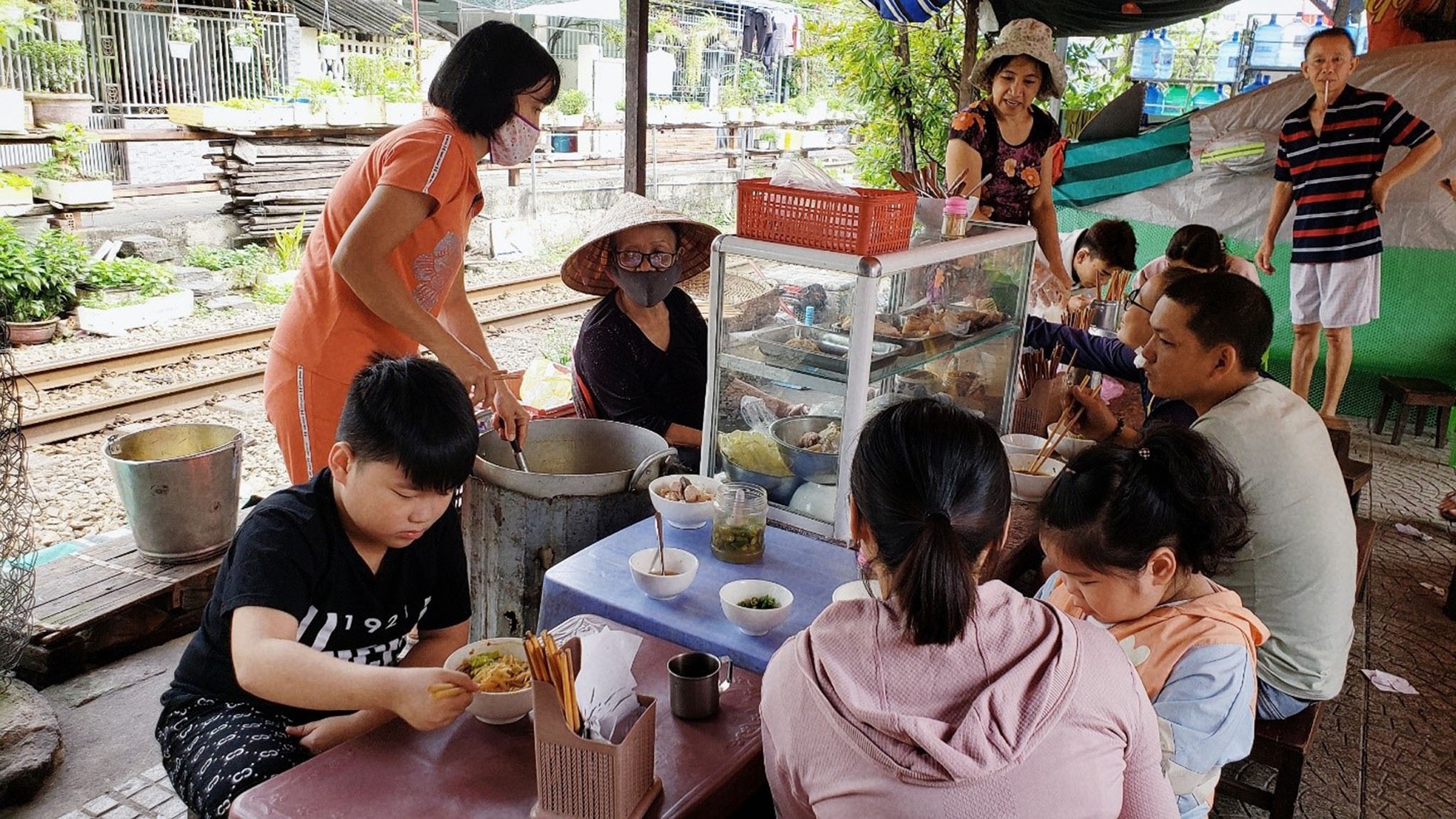 Về Đà Nẵng ghé quán bún hơn 30 năm bên đường tàu, giá rẻ bất ngờ - Ảnh 2.