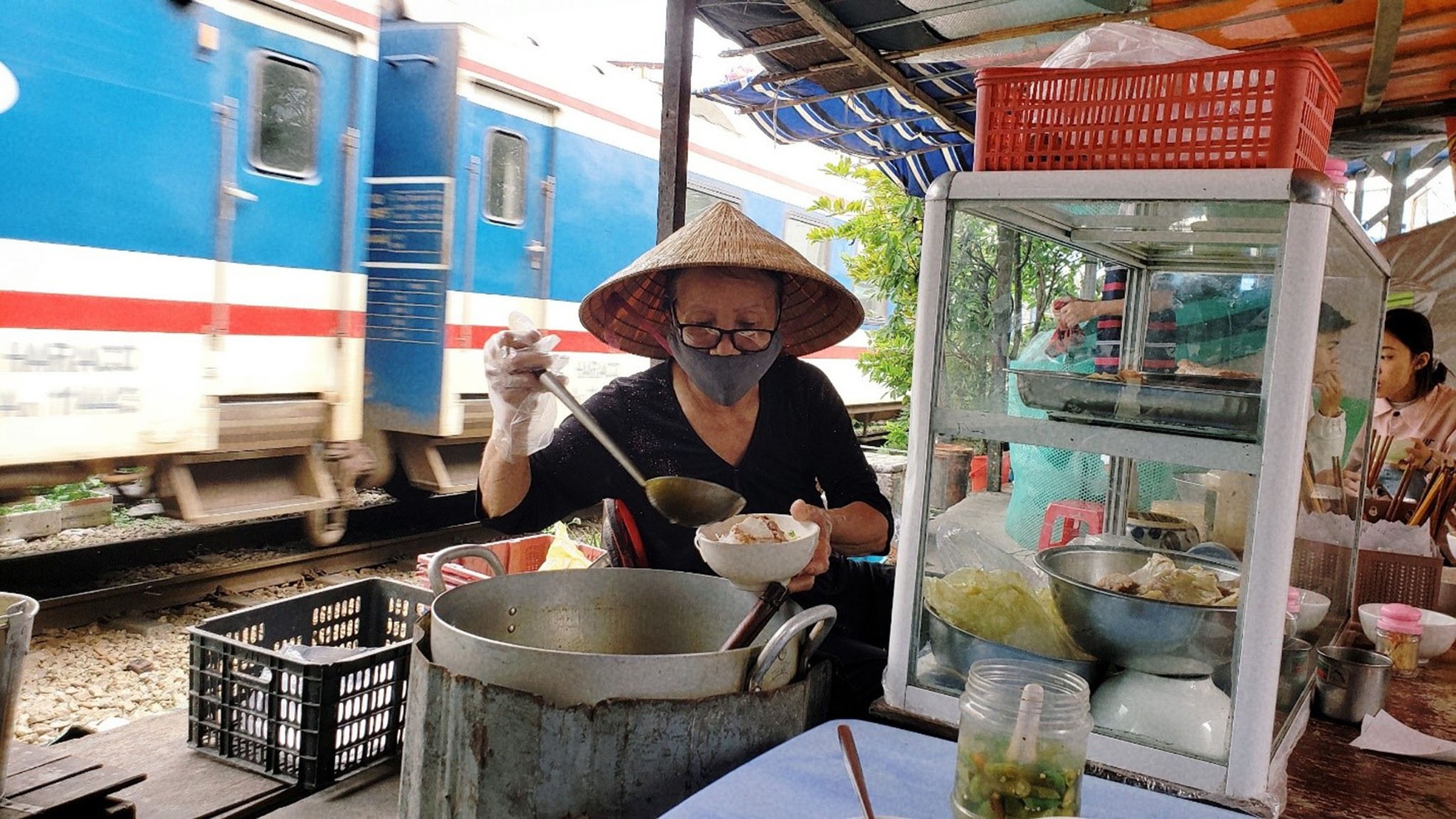 Về Đà Nẵng ghé quán bún hơn 30 năm bên đường tàu, giá rẻ bất ngờ - Ảnh 5.