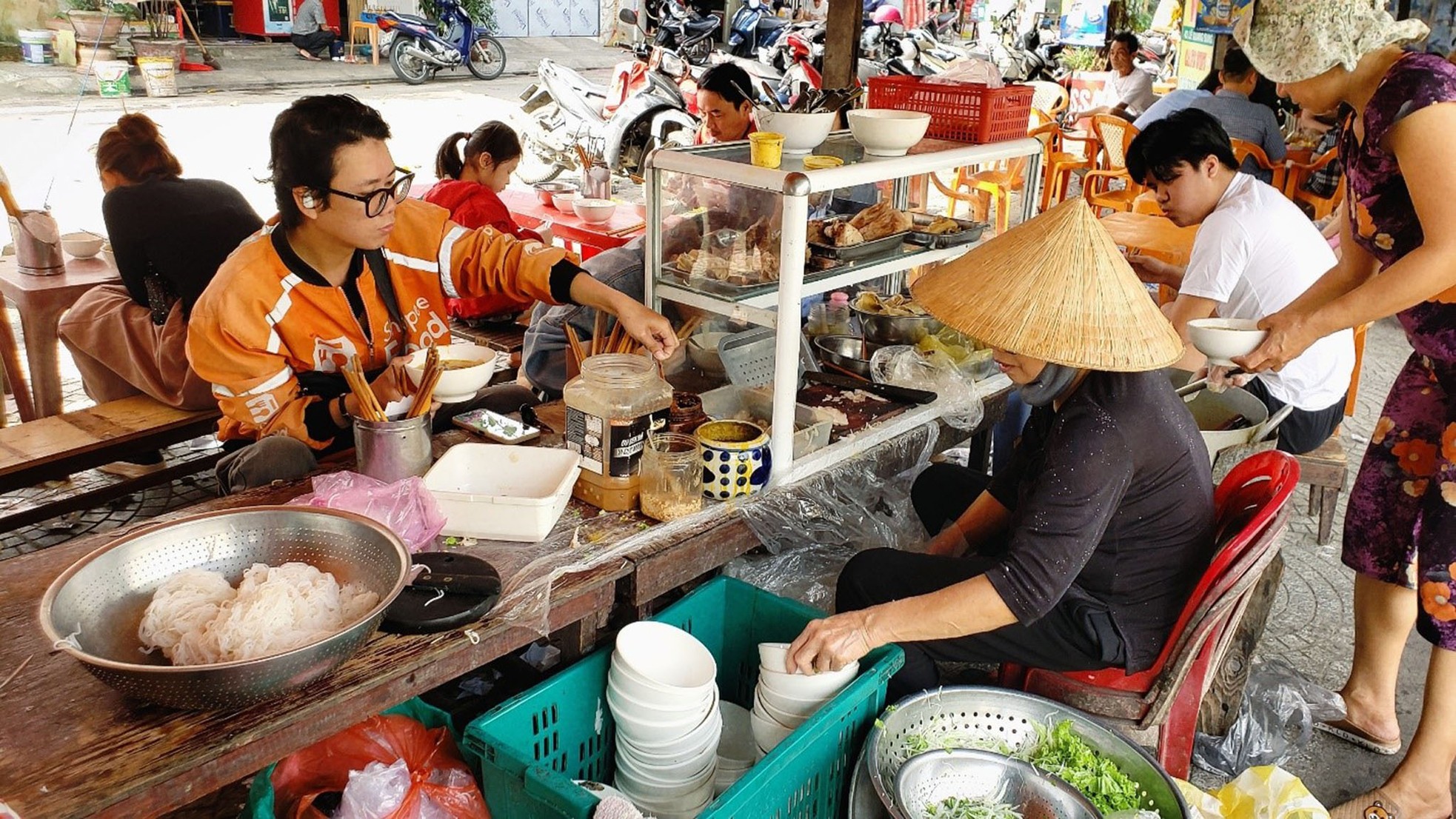 Về Đà Nẵng ghé quán bún hơn 30 năm bên đường tàu, giá rẻ bất ngờ - Ảnh 7.