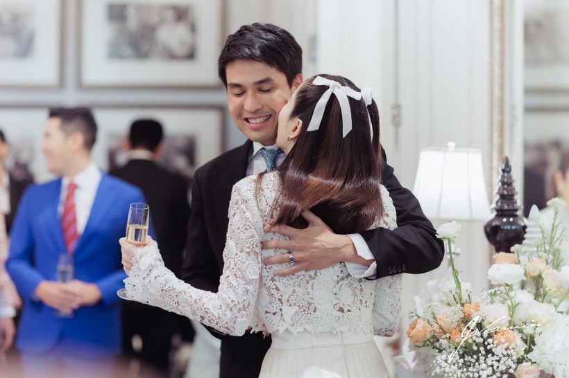 Ảnh nét căng trong lễ đặc biệt của mỹ nhân chuyển giới Nong Poy, cô dâu nói gì mà khiến chú rể rụng tim - Ảnh 5. Ảnh nét căng trong lễ đặc biệt của mỹ nhân chuyển giới Nong Poy, cô dâu nói gì mà khiến chú rể rụng tim - Ảnh 5.