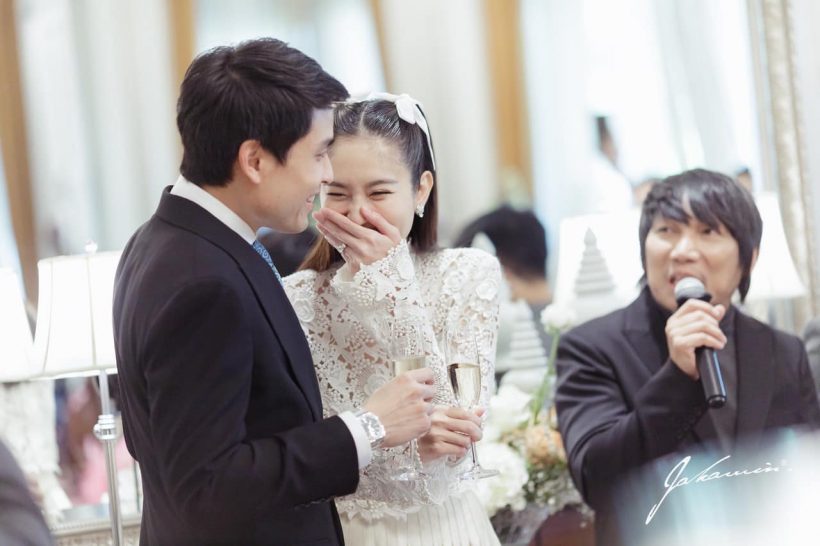 Ảnh nét căng trong lễ đặc biệt của mỹ nhân chuyển giới Nong Poy, cô dâu nói gì mà khiến chú rể rụng tim - Ảnh 6. Ảnh nét căng trong lễ đặc biệt của mỹ nhân chuyển giới Nong Poy, cô dâu nói gì mà khiến chú rể rụng tim - Ảnh 6.