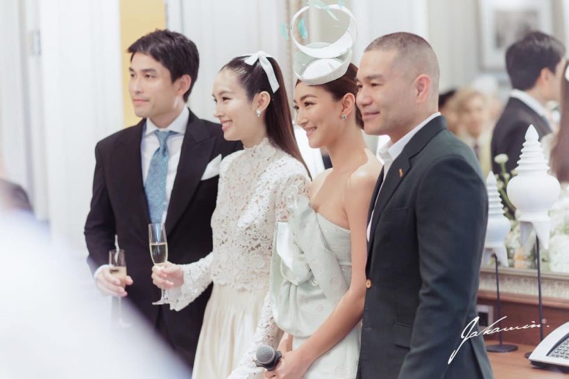 Ảnh nét căng trong lễ đặc biệt của mỹ nhân chuyển giới Nong Poy, cô dâu nói gì mà khiến chú rể rụng tim - Ảnh 10. Ảnh nét căng trong lễ đặc biệt của mỹ nhân chuyển giới Nong Poy, cô dâu nói gì mà khiến chú rể rụng tim - Ảnh 10.