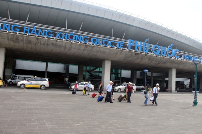 Nhân viên sân bay Phú Quốc trả lại hơn 125 triệu đồng cho khách bỏ quên - Ảnh 1.