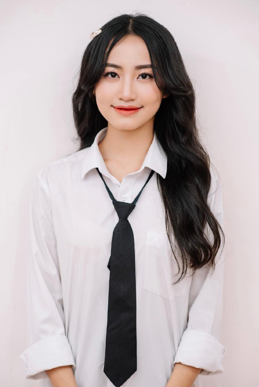 Profile đỉnh của nữ sinh từng gây sốt khi xuất hiện vài giây trên VTV: Ngoài đời là Hoa khôi, đạt giải quốc gia, thành tích dài trải từ nhà ra ngõ - Ảnh 2. Profile đỉnh của nữ sinh từng gây sốt khi xuất hiện vài giây trên VTV: Ngoài đời là Hoa khôi, đạt giải quốc gia, thành tích dài trải từ nhà ra ngõ - Ảnh 2.