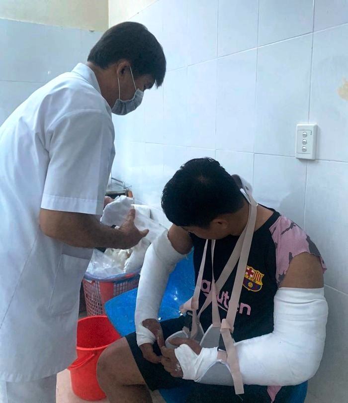 Công an triệu tập vợ chồng người đàn ông đánh shipper gãy 2 tay - Ảnh 2. Công an triệu tập vợ chồng người đàn ông đánh shipper gãy 2 tay - Ảnh 2.