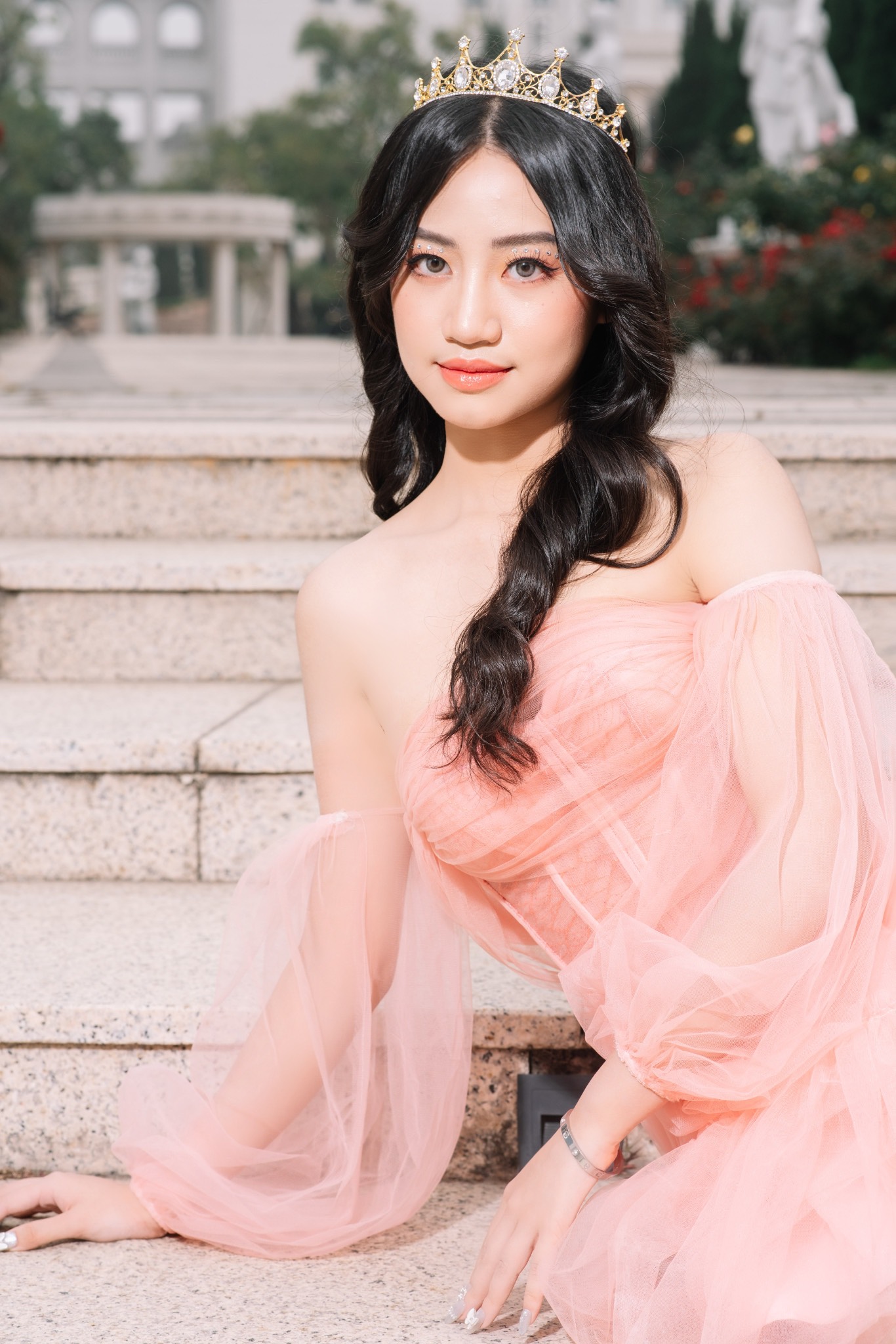 Profile đỉnh của nữ sinh từng gây sốt khi xuất hiện vài giây trên VTV: Ngoài đời là Hoa khôi, đạt giải quốc gia, thành tích dài trải từ nhà ra ngõ - Ảnh 6. Profile đỉnh của nữ sinh từng gây sốt khi xuất hiện vài giây trên VTV: Ngoài đời là Hoa khôi, đạt giải quốc gia, thành tích dài trải từ nhà ra ngõ - Ảnh 6.