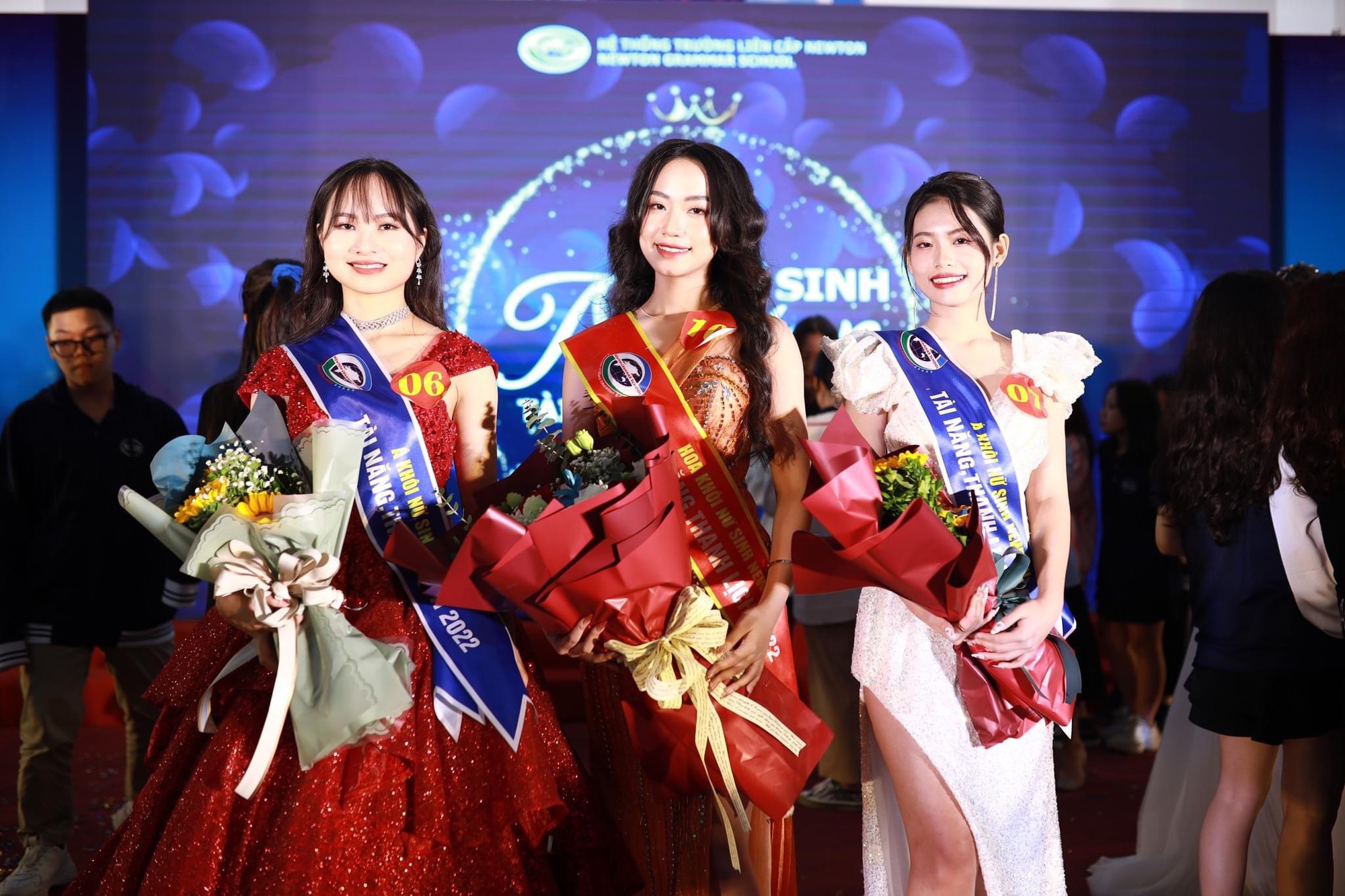 Profile đỉnh của nữ sinh từng gây sốt khi xuất hiện vài giây trên VTV: Ngoài đời là Hoa khôi, đạt giải quốc gia, thành tích dài trải từ nhà ra ngõ - Ảnh 4. Profile đỉnh của nữ sinh từng gây sốt khi xuất hiện vài giây trên VTV: Ngoài đời là Hoa khôi, đạt giải quốc gia, thành tích dài trải từ nhà ra ngõ - Ảnh 4.