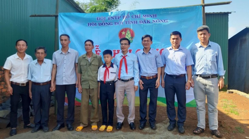 Người thầy thầm lặng thắp s&aacute;ng ước mơ cho tr&ograve; ngh&egrave;o - Ảnh 1.
