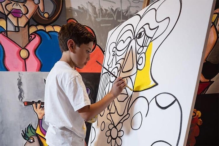 Thần đồng 11 tuổi được mệnh danh là 'Picasso đương đại', kiếm hàng triệu USD - Ảnh 2.