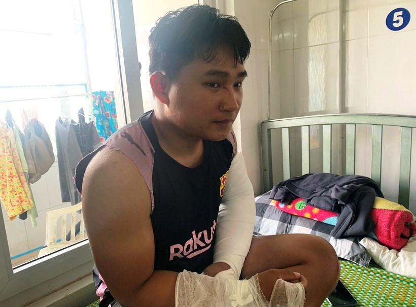 Công an triệu tập vợ chồng người đàn ông đánh shipper gãy 2 tay - Ảnh 1. Công an triệu tập vợ chồng người đàn ông đánh shipper gãy 2 tay - Ảnh 1.