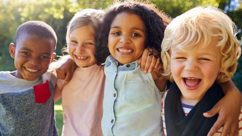 C&aacute;ch cha mẹ th&ocirc;ng minh đưa một đứa trẻ nh&uacute;t nh&aacute;t ra khỏi "vỏ ốc" - Ảnh 2.