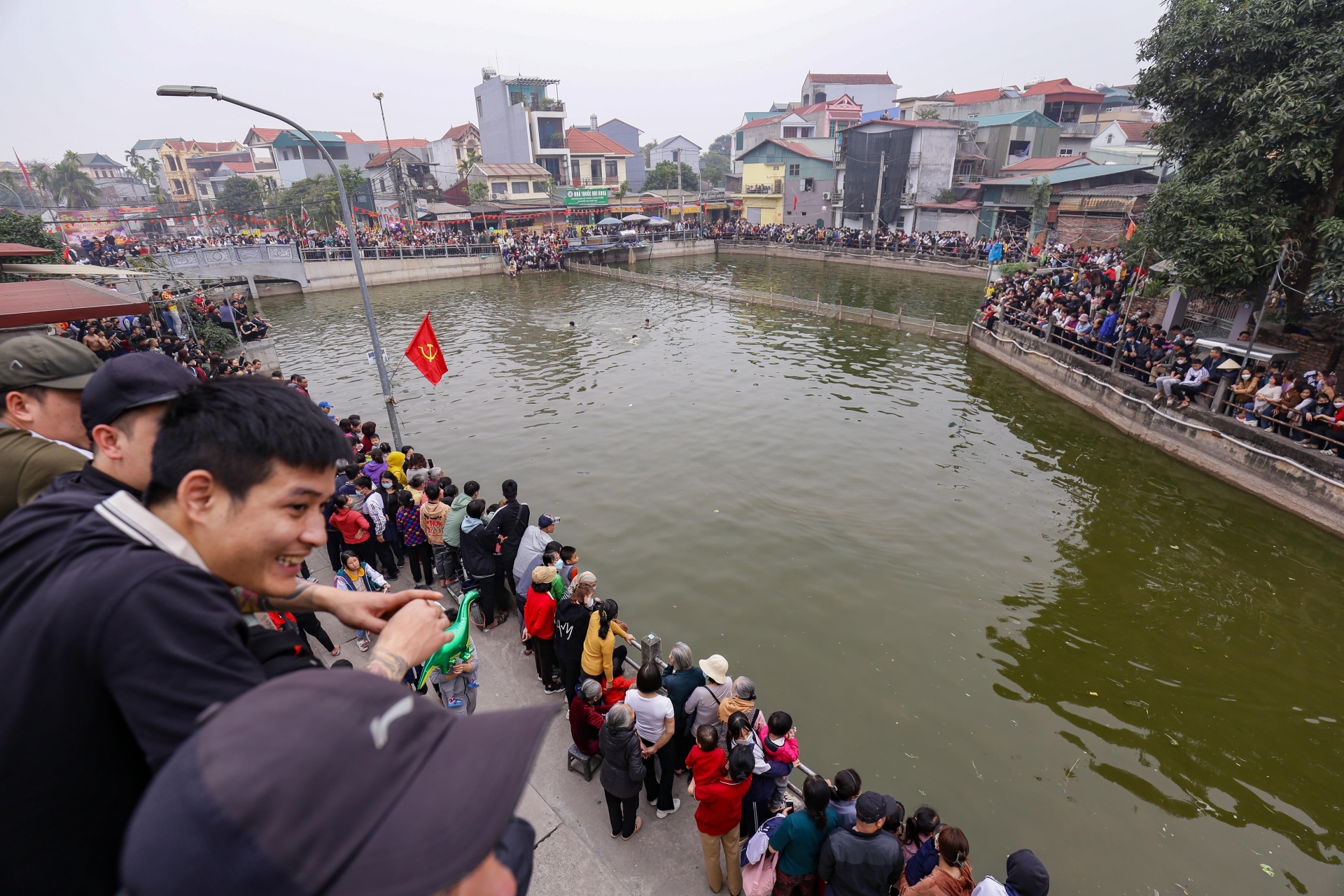 Hà Nội: Thanh niên đằm mình trong nước lạnh vây bắt vịt tại lễ hội xuân Lại Yên - Ảnh 1.