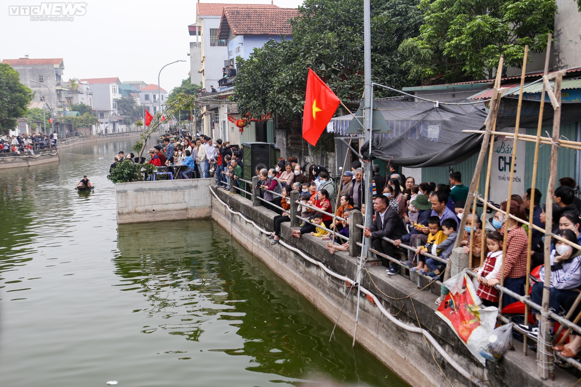 Hà Nội: Thanh niên đằm mình trong nước lạnh vây bắt vịt tại lễ hội xuân Lại Yên - Ảnh 7.