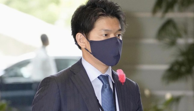 Con trai Thủ tướng Nhật Kishida bị chỉ trích vì đi shopping bằng xe công - Ảnh 1.