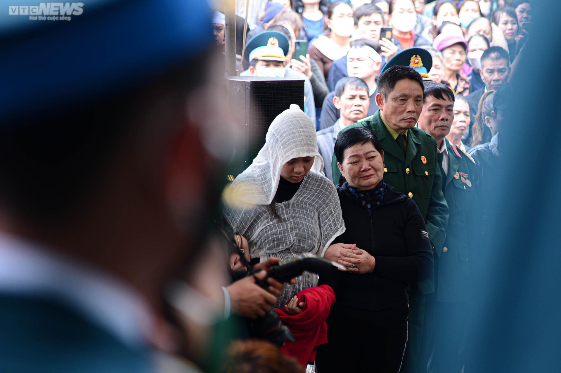 Xúc động tiễn biệt phi công Trần Ngọc Duy về nơi an nghỉ cuối cùng - Ảnh 5. Xúc động tiễn biệt phi công Trần Ngọc Duy về nơi an nghỉ cuối cùng - Ảnh 5.