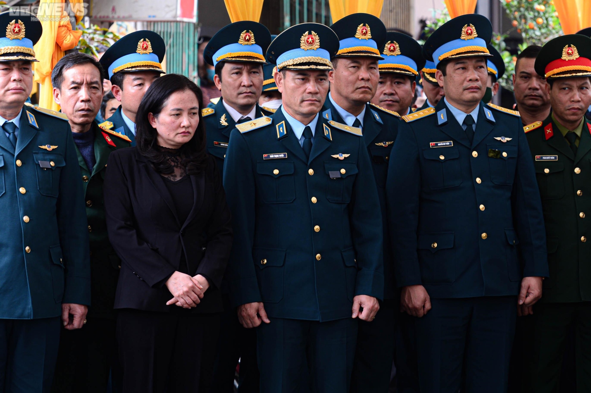 Xúc động tiễn biệt phi công Trần Ngọc Duy về nơi an nghỉ cuối cùng - Ảnh 3. Xúc động tiễn biệt phi công Trần Ngọc Duy về nơi an nghỉ cuối cùng - Ảnh 3.