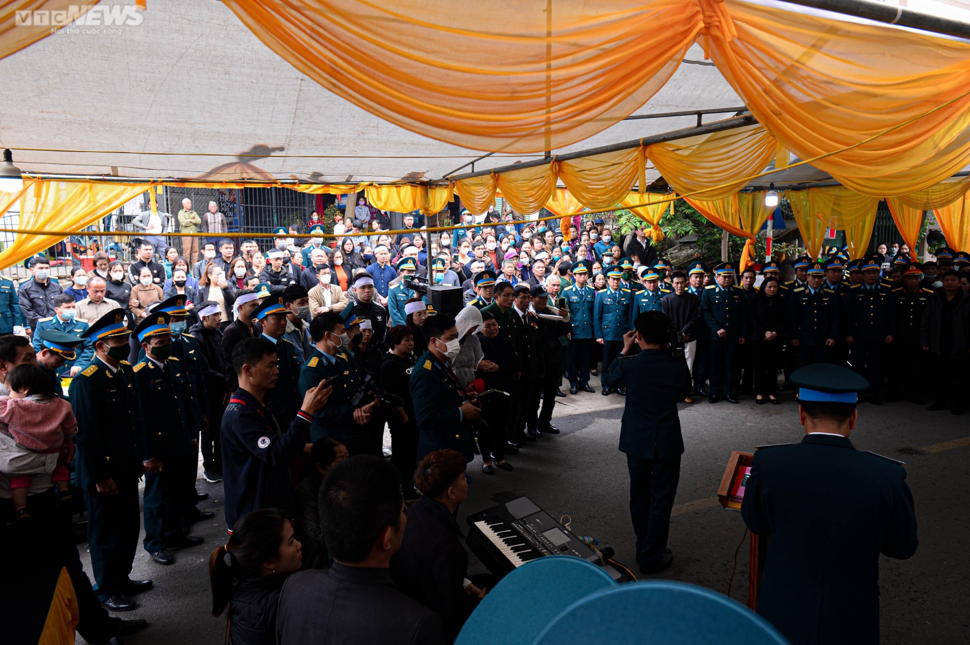 Xúc động tiễn biệt phi công Trần Ngọc Duy về nơi an nghỉ cuối cùng - Ảnh 2. Xúc động tiễn biệt phi công Trần Ngọc Duy về nơi an nghỉ cuối cùng - Ảnh 2.