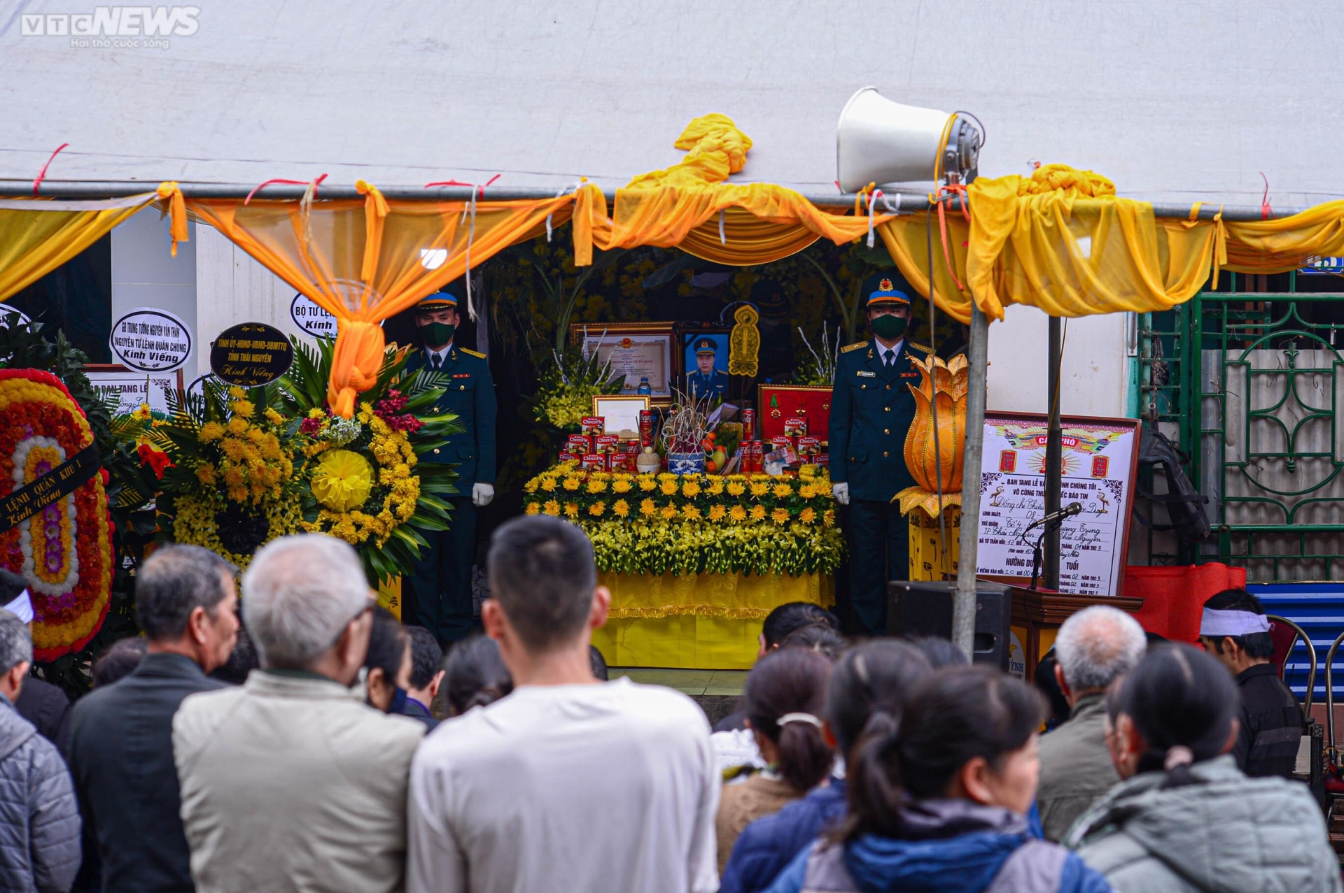 Xúc động tiễn biệt phi công Trần Ngọc Duy về nơi an nghỉ cuối cùng - Ảnh 1. Xúc động tiễn biệt phi công Trần Ngọc Duy về nơi an nghỉ cuối cùng - Ảnh 1.