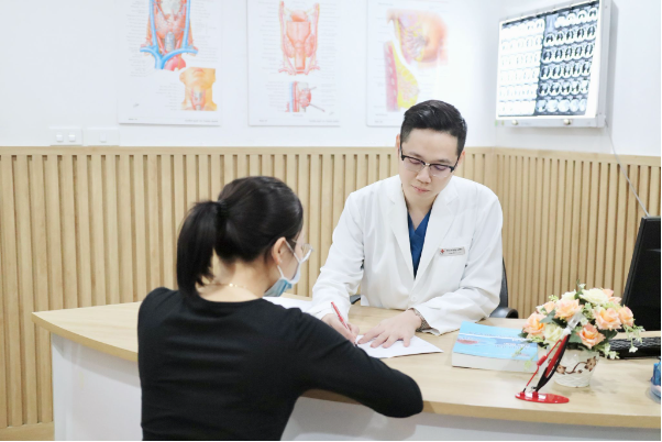 Bác sĩ Trần Đức Cung - Nỗ lực dùng tài năng và nhiệt huyết bảo vệ sức khỏe phụ nữ - Ảnh 3. Bác sĩ Trần Đức Cung - Nỗ lực dùng tài năng và nhiệt huyết bảo vệ sức khỏe phụ nữ - Ảnh 3.