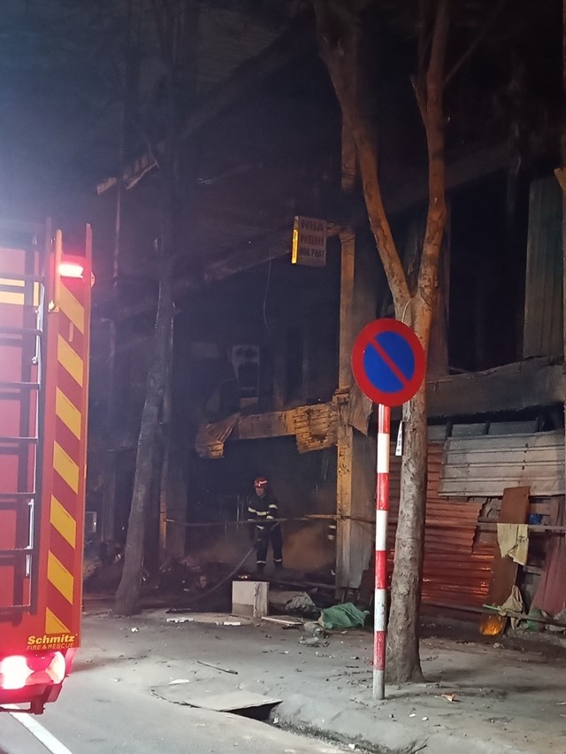 Hà Nội: Liên tiếp xảy ra cháy tại số nhà 131 Đội Cấn - Ảnh 3. Hà Nội: Liên tiếp xảy ra cháy tại số nhà 131 Đội Cấn - Ảnh 3.