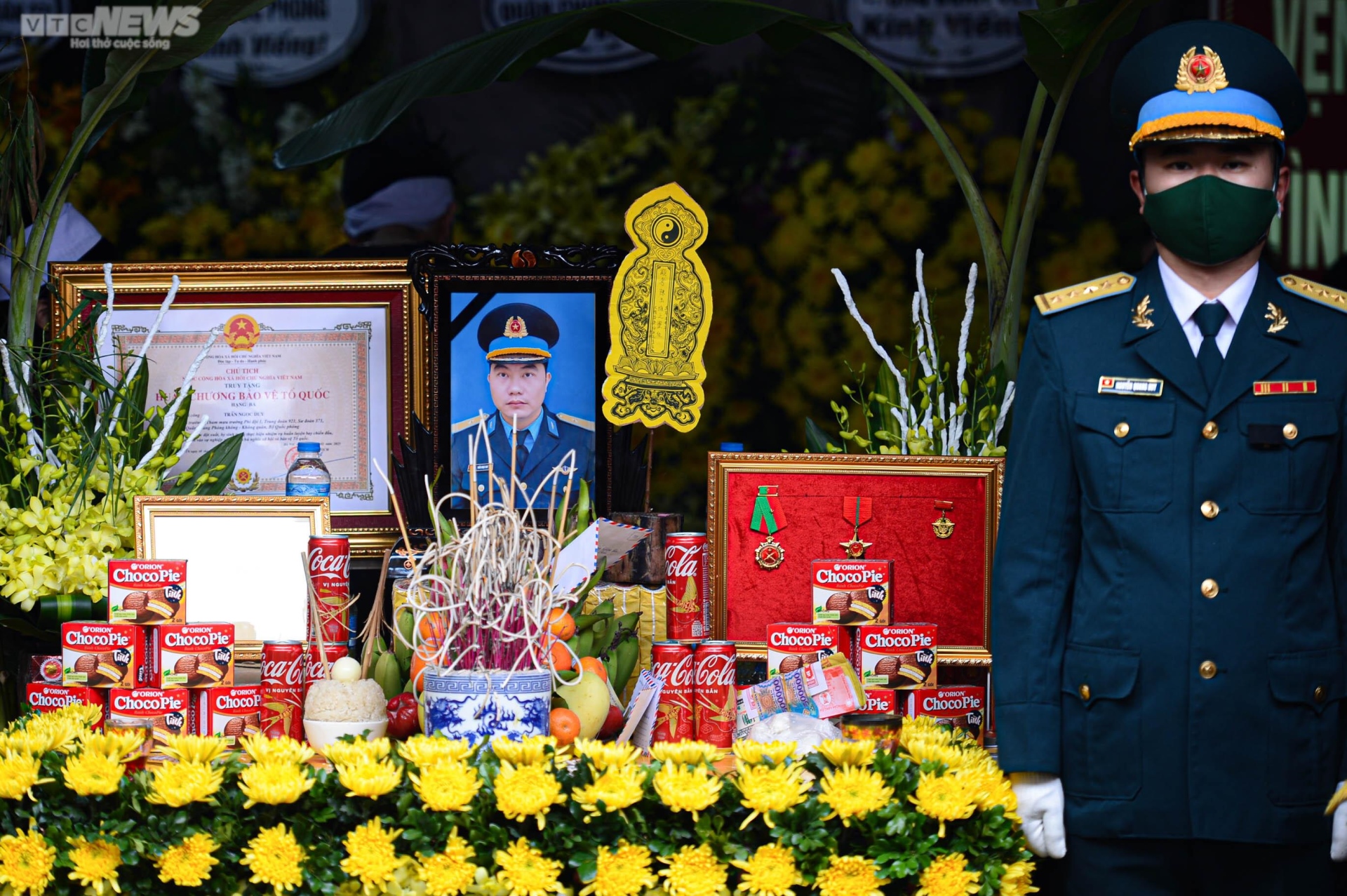 Xúc động tiễn biệt phi công Trần Ngọc Duy về nơi an nghỉ cuối cùng - Ảnh 7. Xúc động tiễn biệt phi công Trần Ngọc Duy về nơi an nghỉ cuối cùng - Ảnh 7.