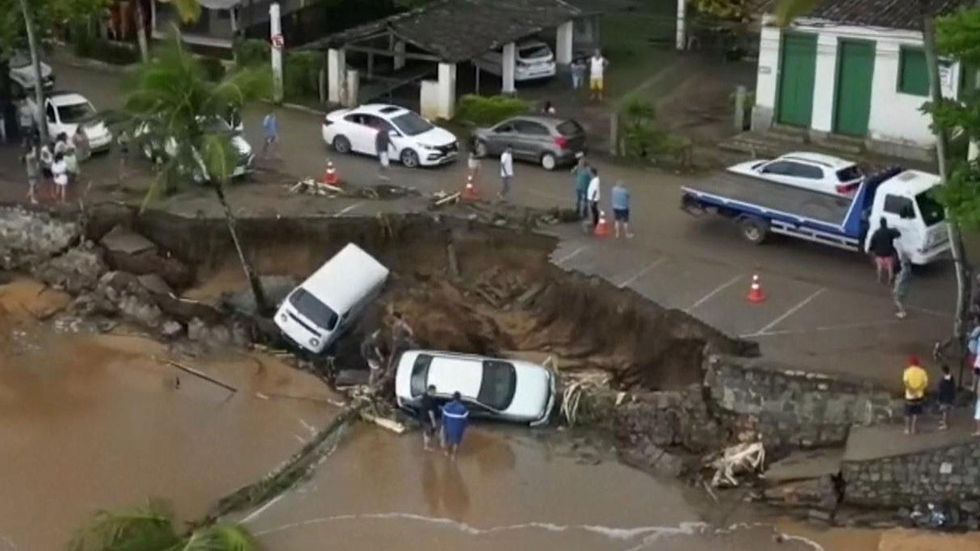 Mưa lớn gây lở đất nghiêm trọng ở Brazil, ít nhất 36 người thiệt mạng - Ảnh 1.