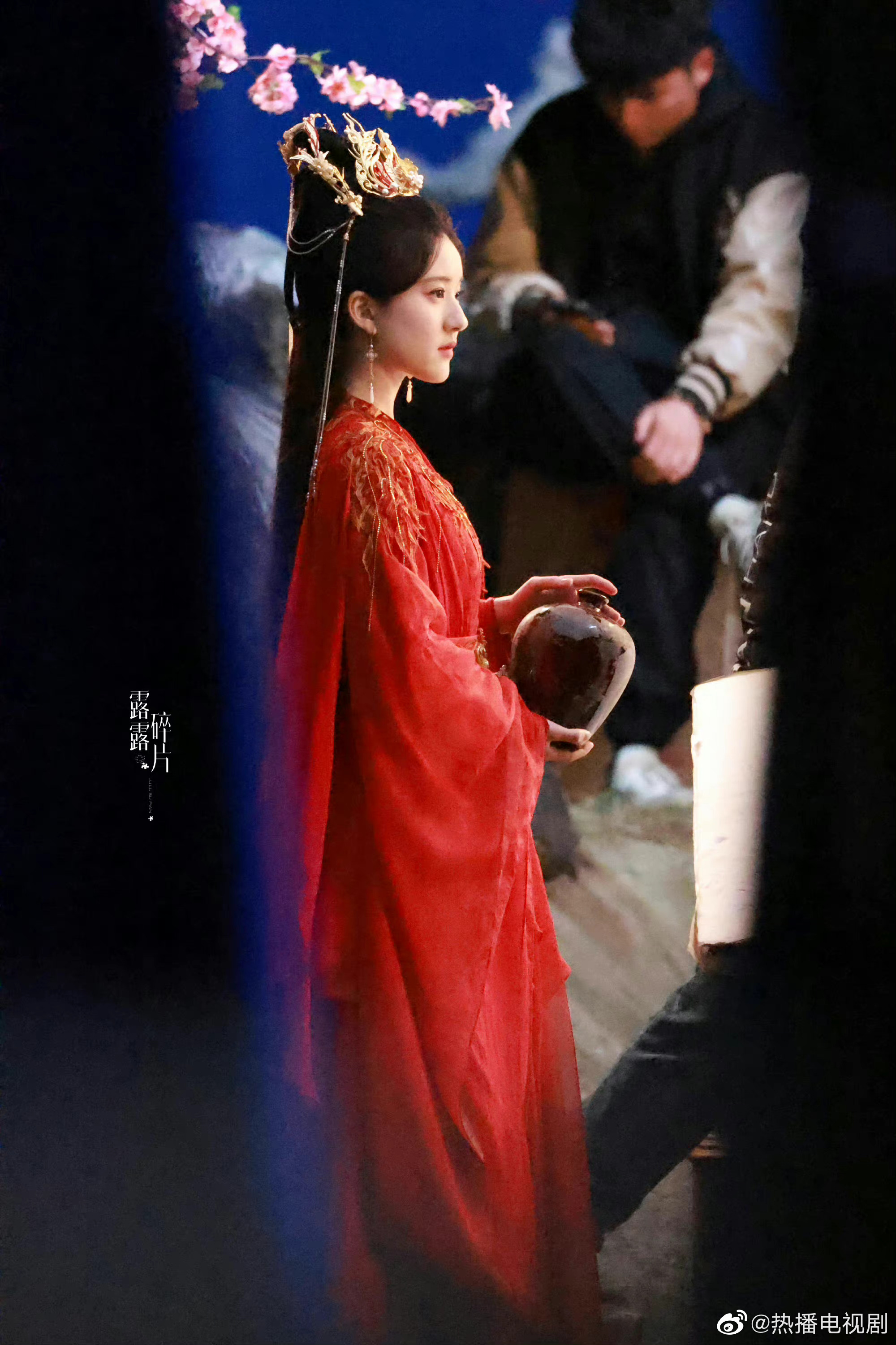 Triệu Lộ Tư làm cô dâu say rượu, mặc váy đỏ xinh đẹp có khác gì thời đóng Trần Thiên Thiên trong lời đồn? - Ảnh 3.