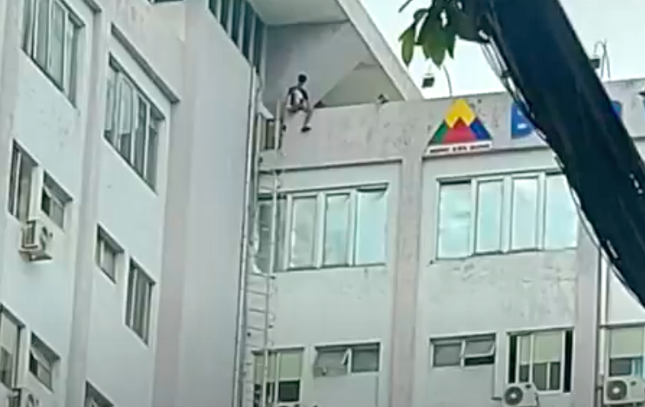 Kinh hãi cảnh thanh niên nghi ngáo đá, ngồi vắt vẻo trên nóc bệnh viện ở Rạch Giá - Ảnh 1. Kinh hãi cảnh thanh niên nghi ngáo đá, ngồi vắt vẻo trên nóc bệnh viện ở Rạch Giá - Ảnh 1.