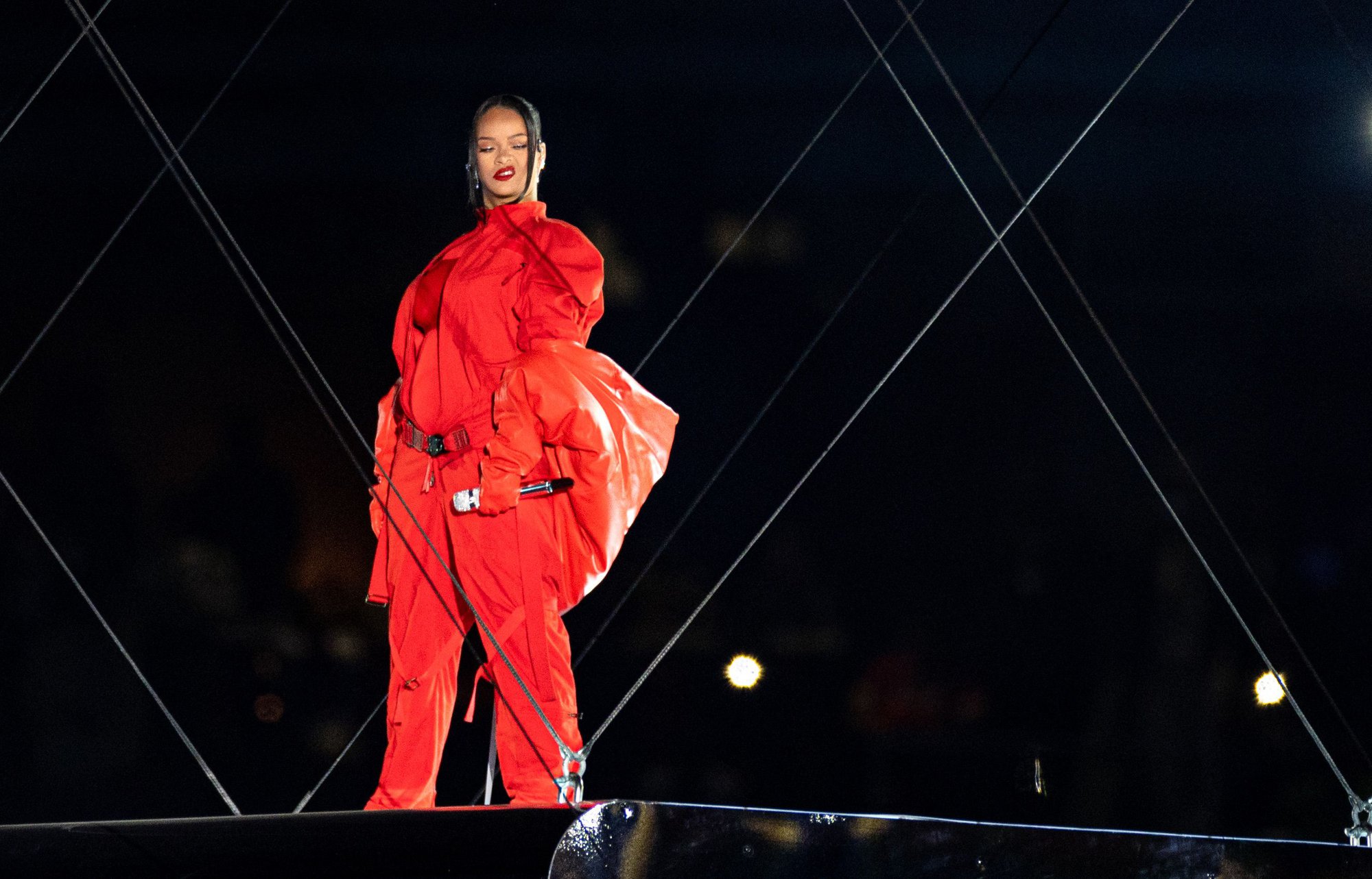 Siêu sân khấu của Rihanna tại Super Bowl chỉ được dựng trong 5 phút, xem clip hậu trường mà choáng! - Ảnh 2.
