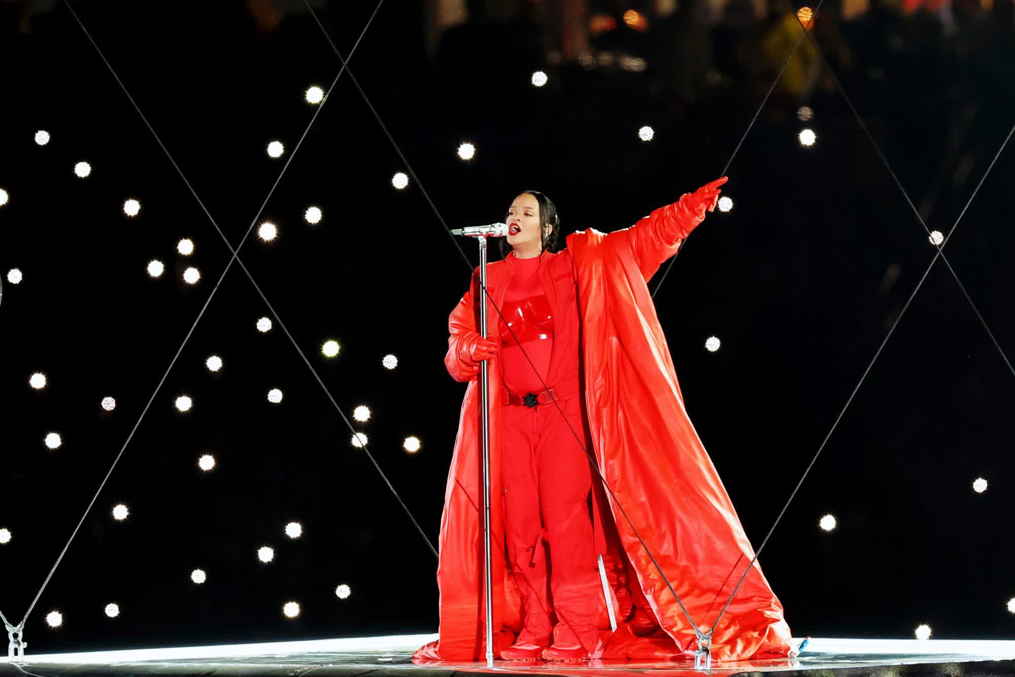 Siêu sân khấu của Rihanna tại Super Bowl chỉ được dựng trong 5 phút, xem clip hậu trường mà choáng! - Ảnh 1.