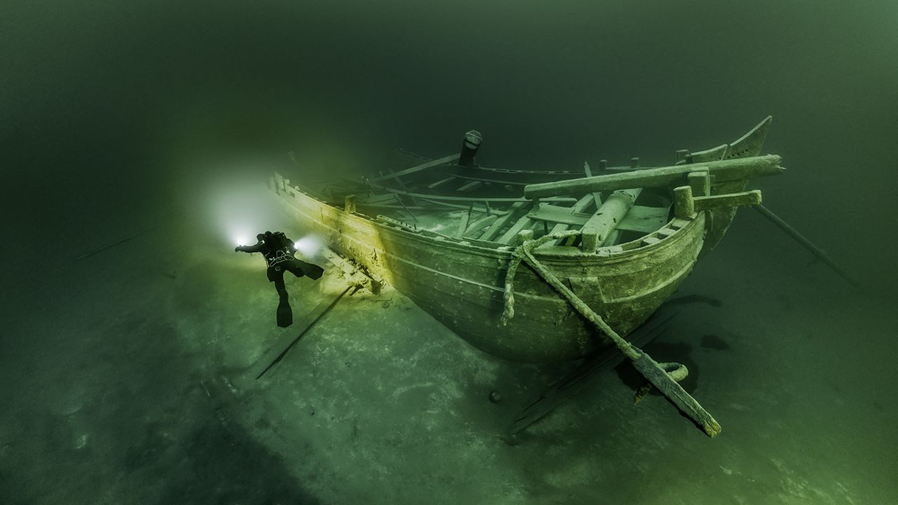 Kh&aacute;m ph&aacute; b&ecirc;n trong &ldquo;chiếc thuyền ma&rdquo; ch&igrave;m dưới đ&aacute;y biển Baltic - Ảnh 1.