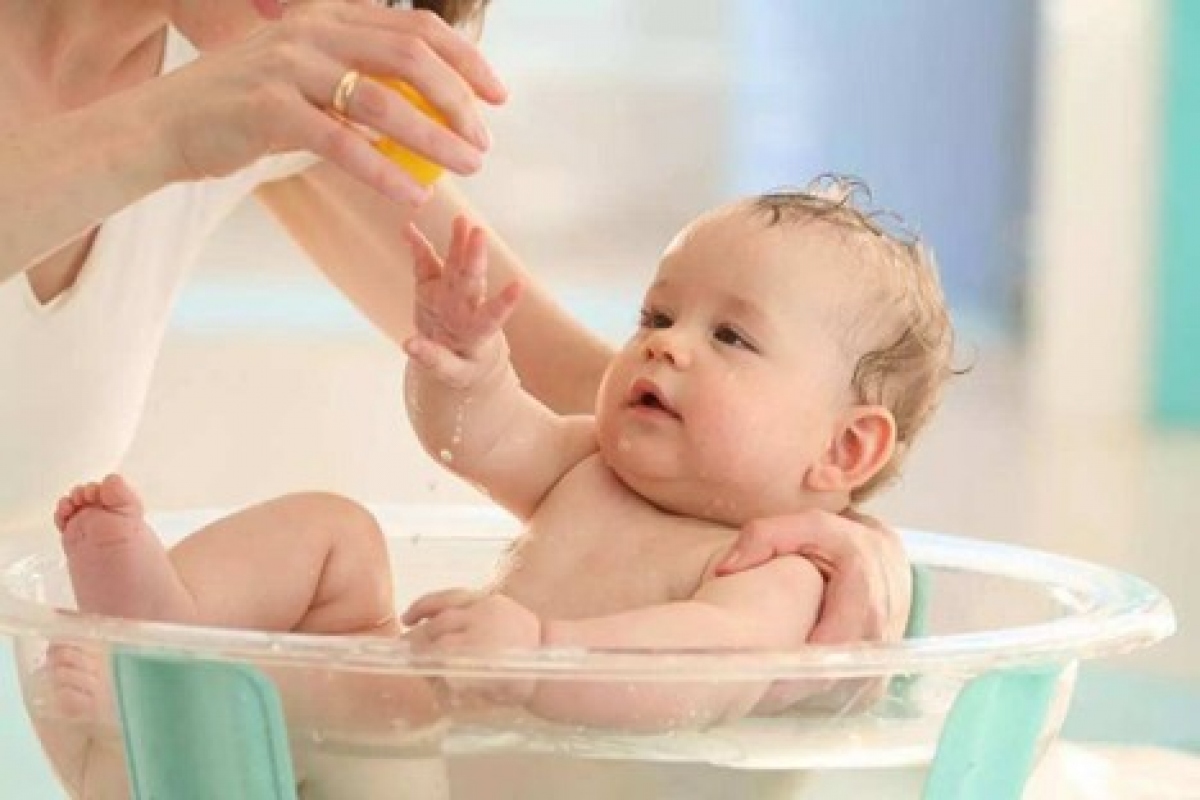 Когда можно купаться после прививки. Купание младенца. Родители купают ребенка. Купать ребенка. Совместное купание малыша с матерью.