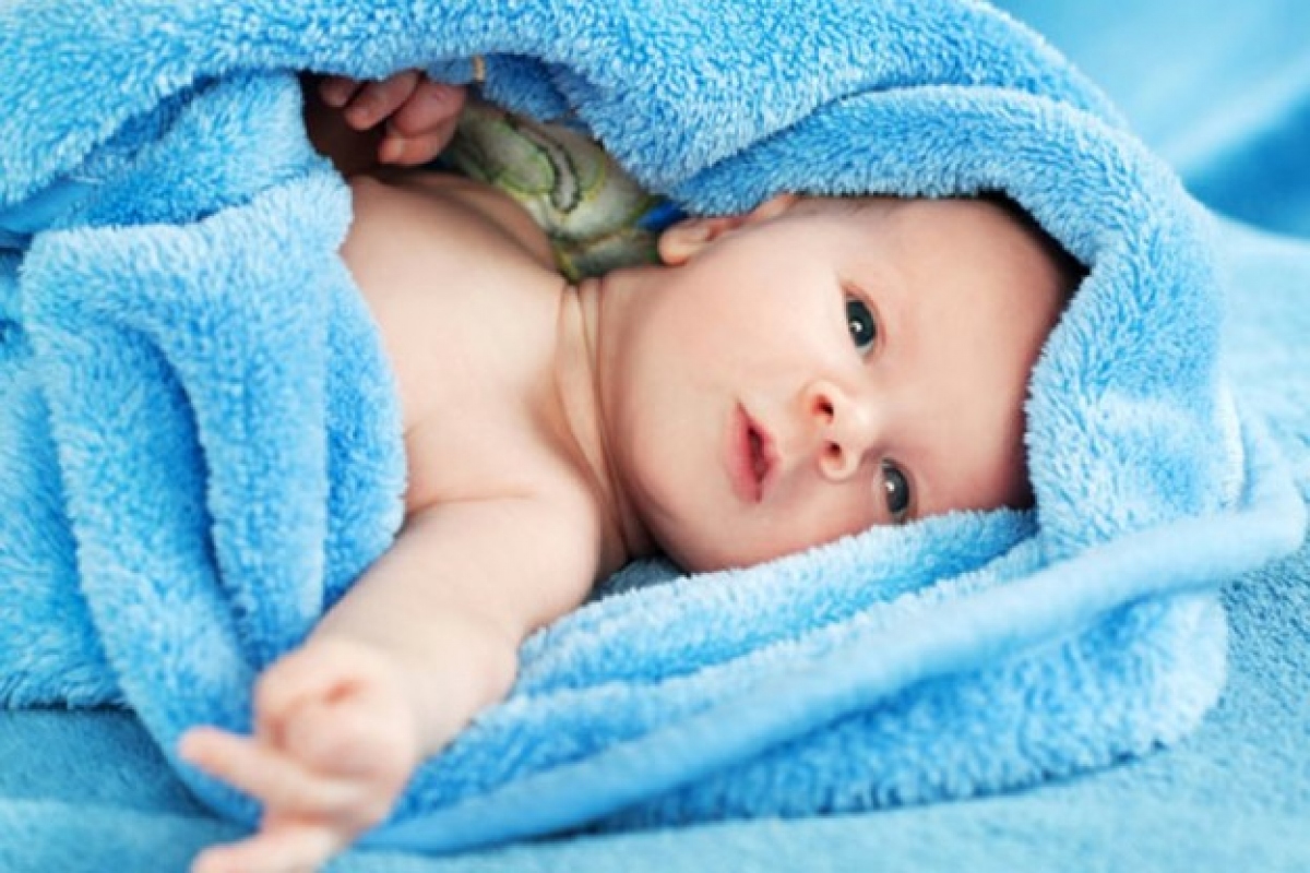 Phụ huynh cần chú ý gì khi tắm cho bé sơ sinh