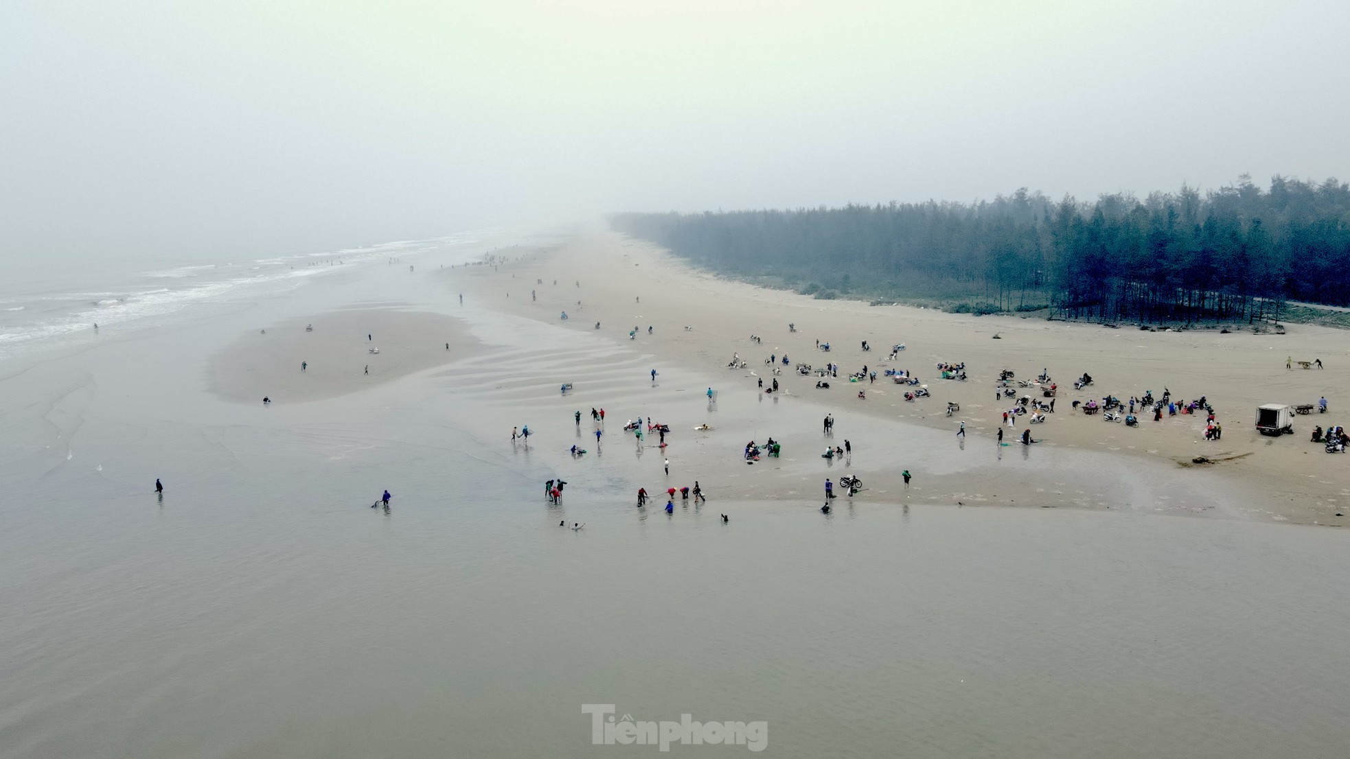 Hàng trăm người ngâm mình trong giá lạnh để săn 'lộc trời' - Ảnh 1.