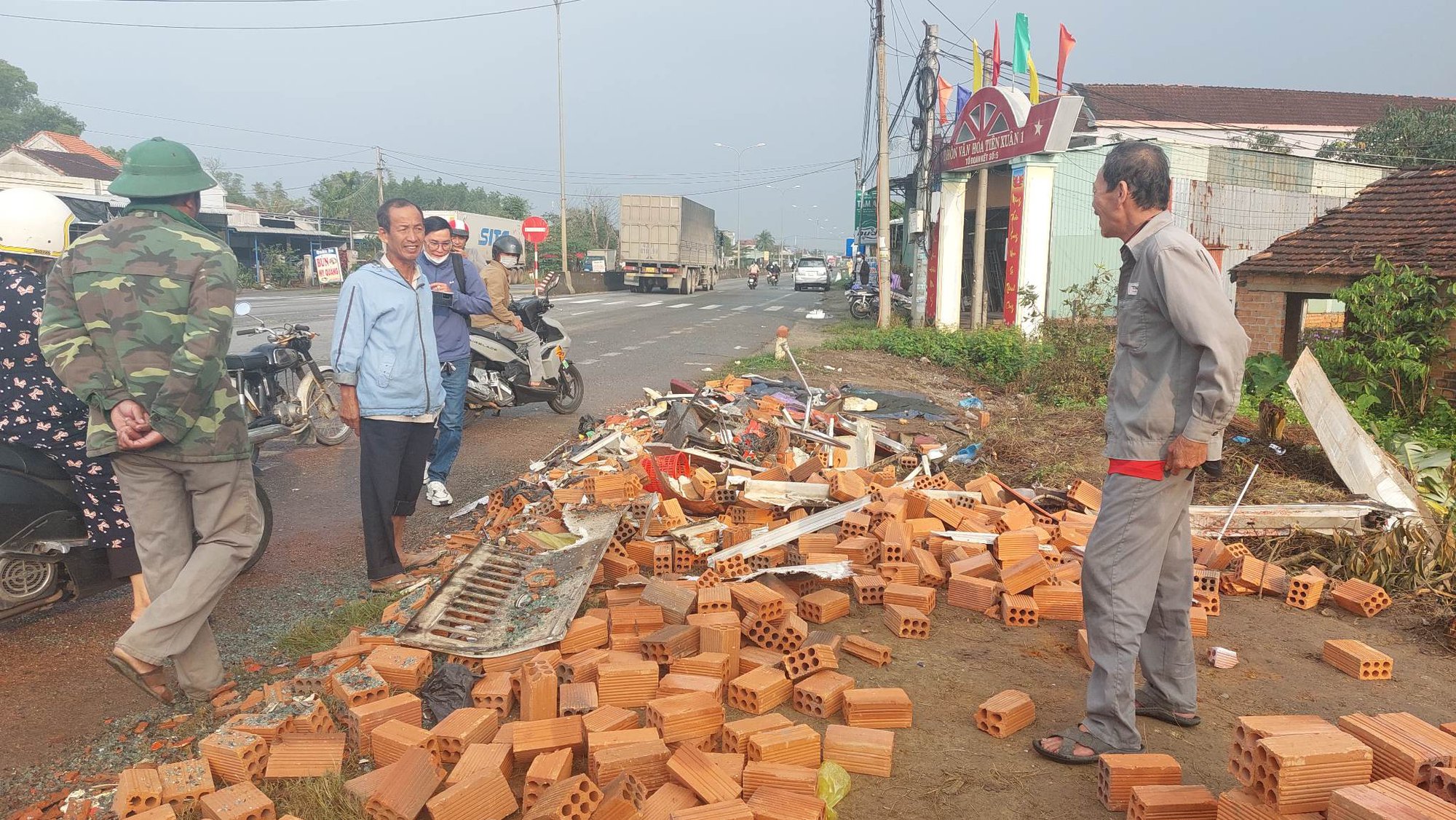 Tai nạn 16 người thương vong ở Quảng Nam: 2 phụ nữ đứng bốc gạch thoát chết gang tấc - Ảnh 3. Tai nạn 16 người thương vong ở Quảng Nam: 2 phụ nữ đứng bốc gạch thoát chết gang tấc - Ảnh 3.