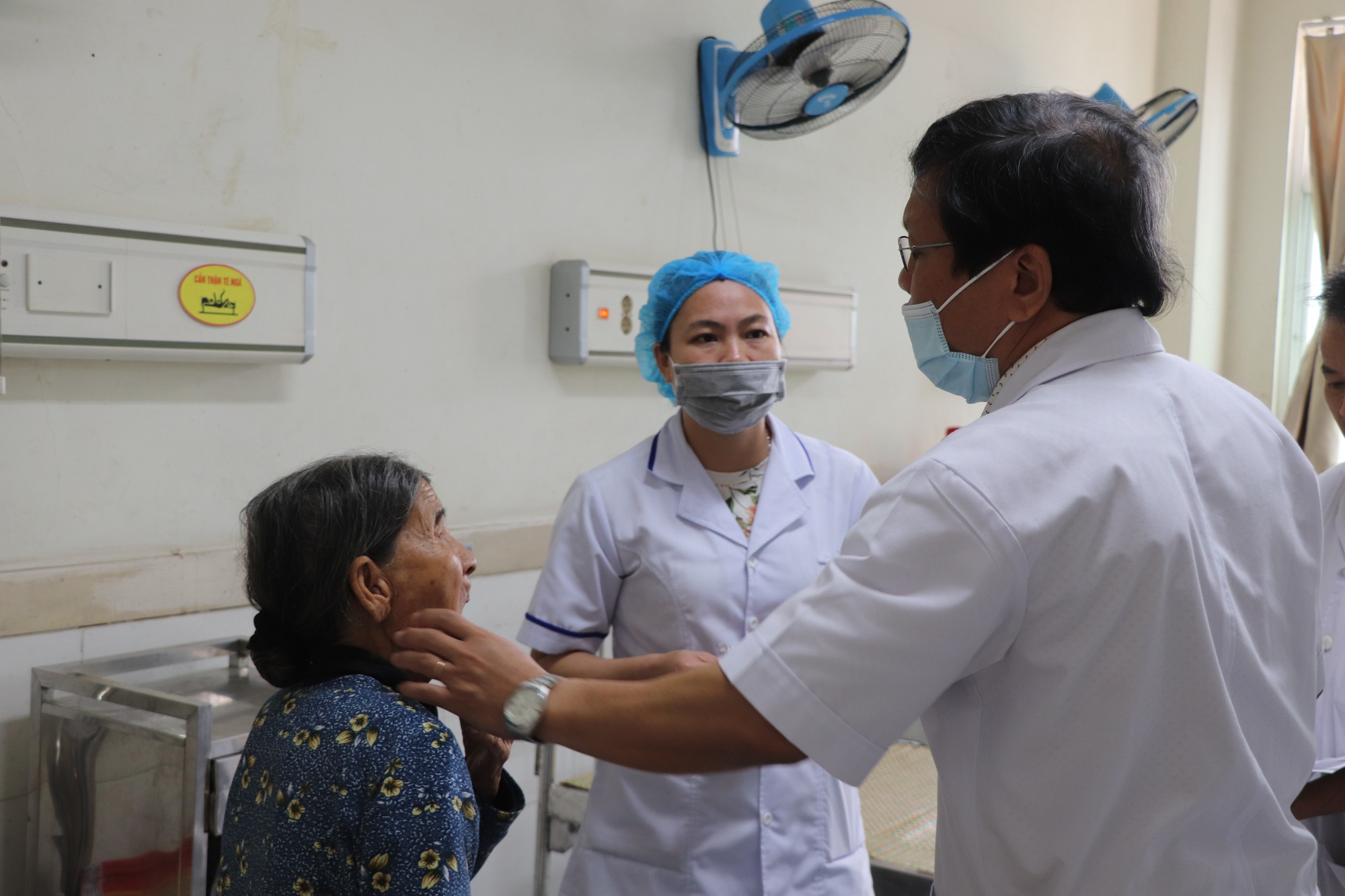 Tai nạn 16 người thương vong ở Quảng Nam: 2 phụ nữ đứng bốc gạch thoát chết gang tấc - Ảnh 1. Tai nạn 16 người thương vong ở Quảng Nam: 2 phụ nữ đứng bốc gạch thoát chết gang tấc - Ảnh 1.