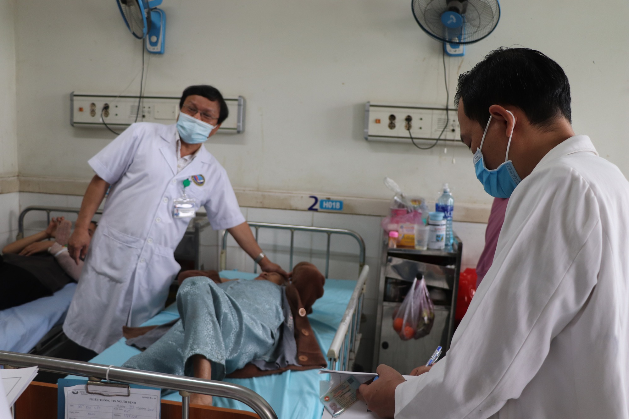 Tai nạn 16 người thương vong ở Quảng Nam: 2 phụ nữ đứng bốc gạch thoát chết gang tấc - Ảnh 2.