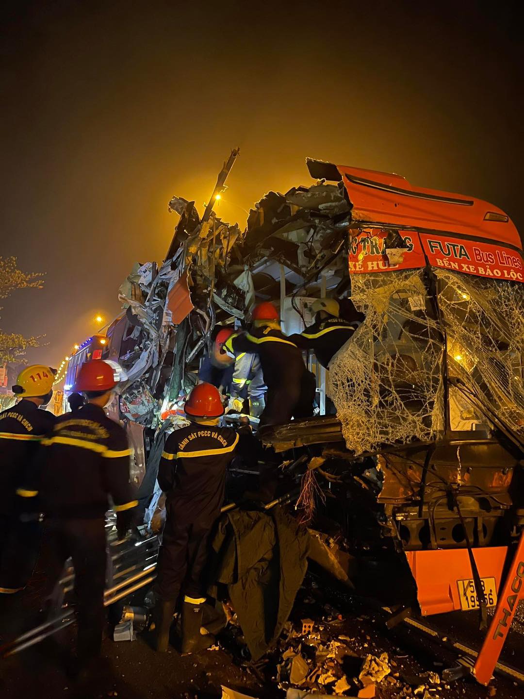 Tai nạn 16 người thương vong ở Quảng Nam: 2 phụ nữ đứng bốc gạch thoát chết gang tấc - Ảnh 6.