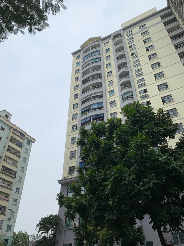 Hà Nội: Cứu bé gái có biểu hiện bất thường, đứng ở ban công tầng 15 - Ảnh 1. Hà Nội: Cứu bé gái có biểu hiện bất thường, đứng ở ban công tầng 15 - Ảnh 1.