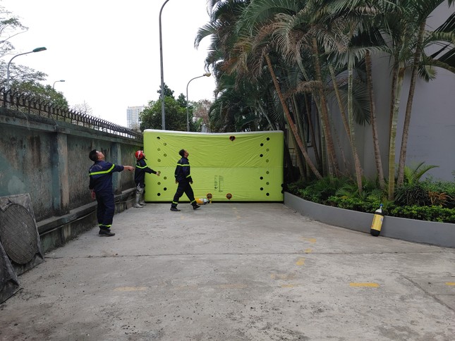 Hà Nội: Cứu bé gái có biểu hiện bất thường, đứng ở ban công tầng 15 - Ảnh 2. Hà Nội: Cứu bé gái có biểu hiện bất thường, đứng ở ban công tầng 15 - Ảnh 2.