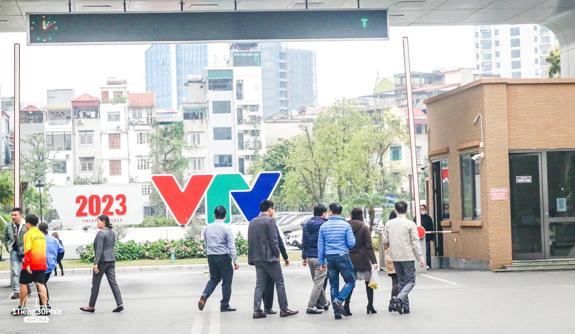 Hai con ngõ giờ trưa tấp nập ở gần Đài Truyền hình Việt Nam, đi ăn trưa khả năng gặp người nổi tiếng rất cao - Ảnh 7.