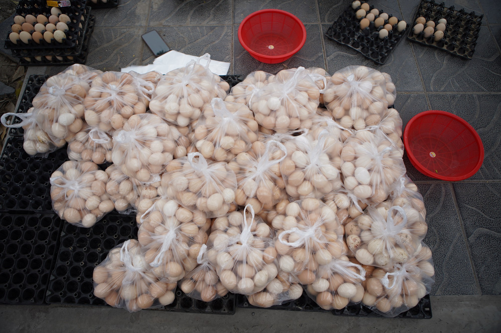 Sự thật chuyện 'giải cứu trứng gà 65.000 đồng 30 quả' tràn lan trên vỉa hè Hà Nội - Ảnh 2.
