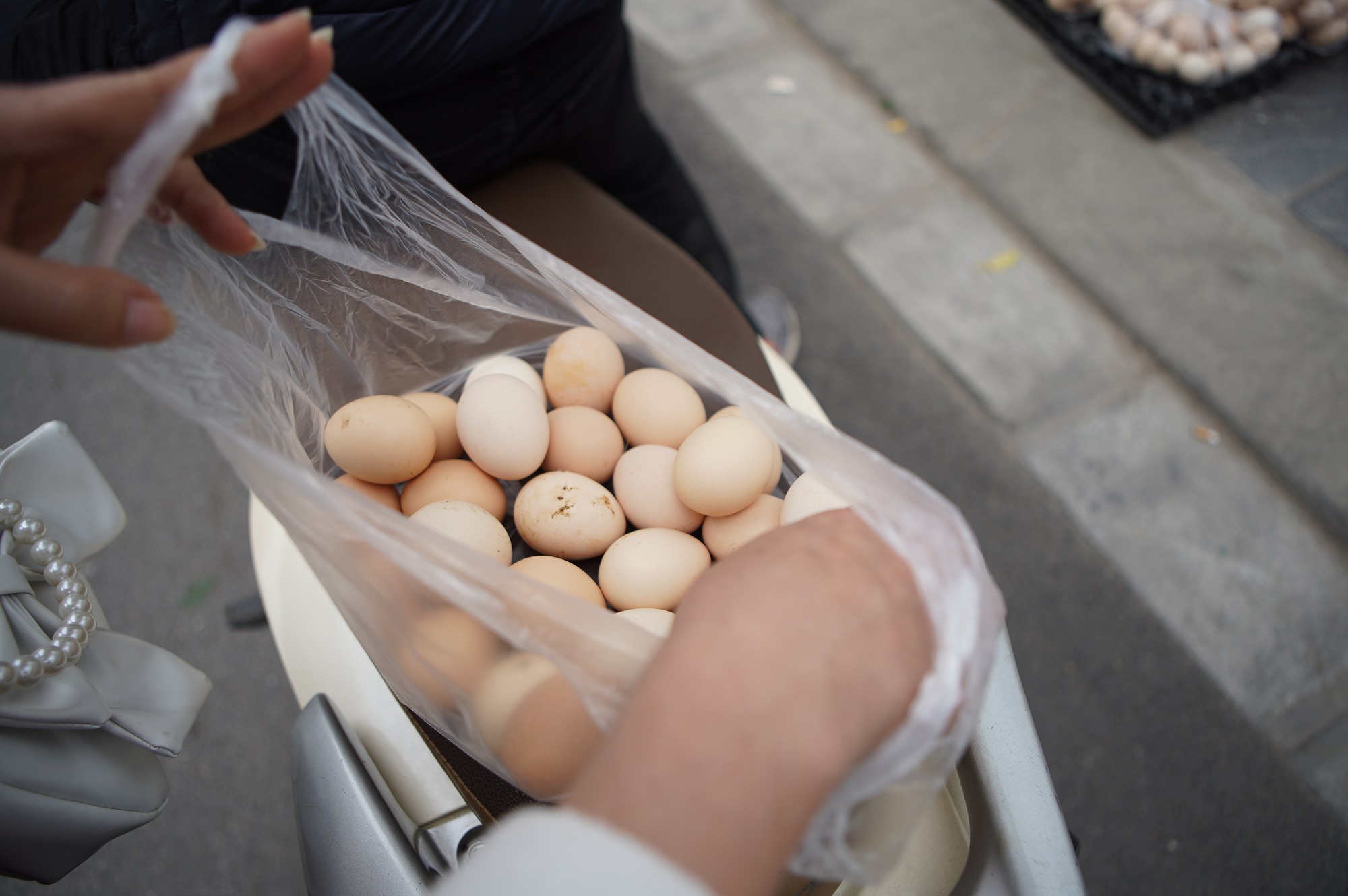 Sự thật chuyện 'giải cứu trứng gà 65.000 đồng 30 quả' tràn lan trên vỉa hè Hà Nội - Ảnh 4.