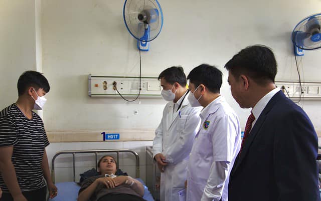 Lãnh đạo Bộ Y tế thăm nạn nhân vụ tai nạn giao thông tại Quảng Nam - Ảnh 1.